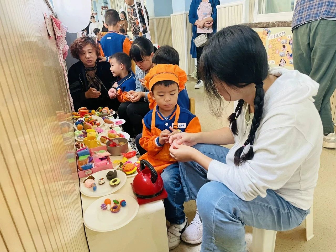 【生活燕幼·年级组动态】下庙分园：“大手牵小手，一起来运动”——中班半日开放暨亲子运动会活动_html_137aa23a.jpg