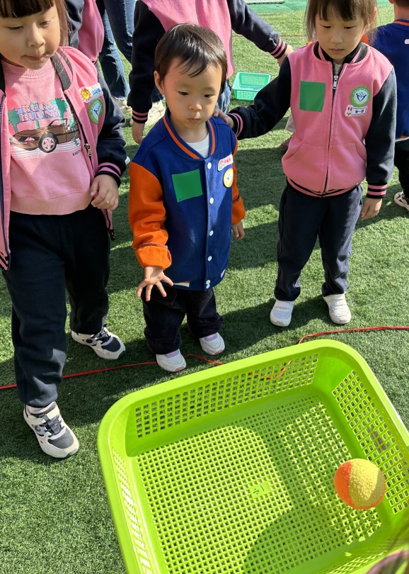 【生活燕幼·园区动态】下庙分园：“大手拉小手，运动迎园庆”——大带小运动会_html_m103dfff9.jpg