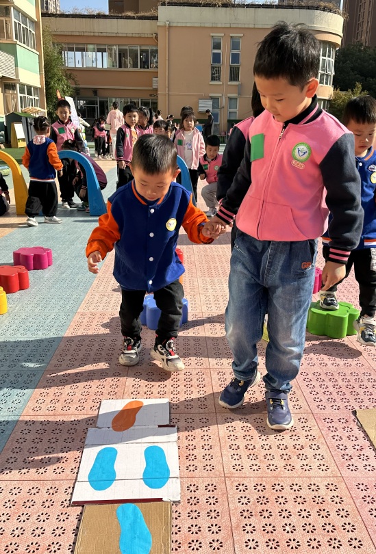 【生活燕幼·园区动态】下庙分园：“大手拉小手，运动迎园庆”——大带小运动会_html_m5db8b18d.jpg