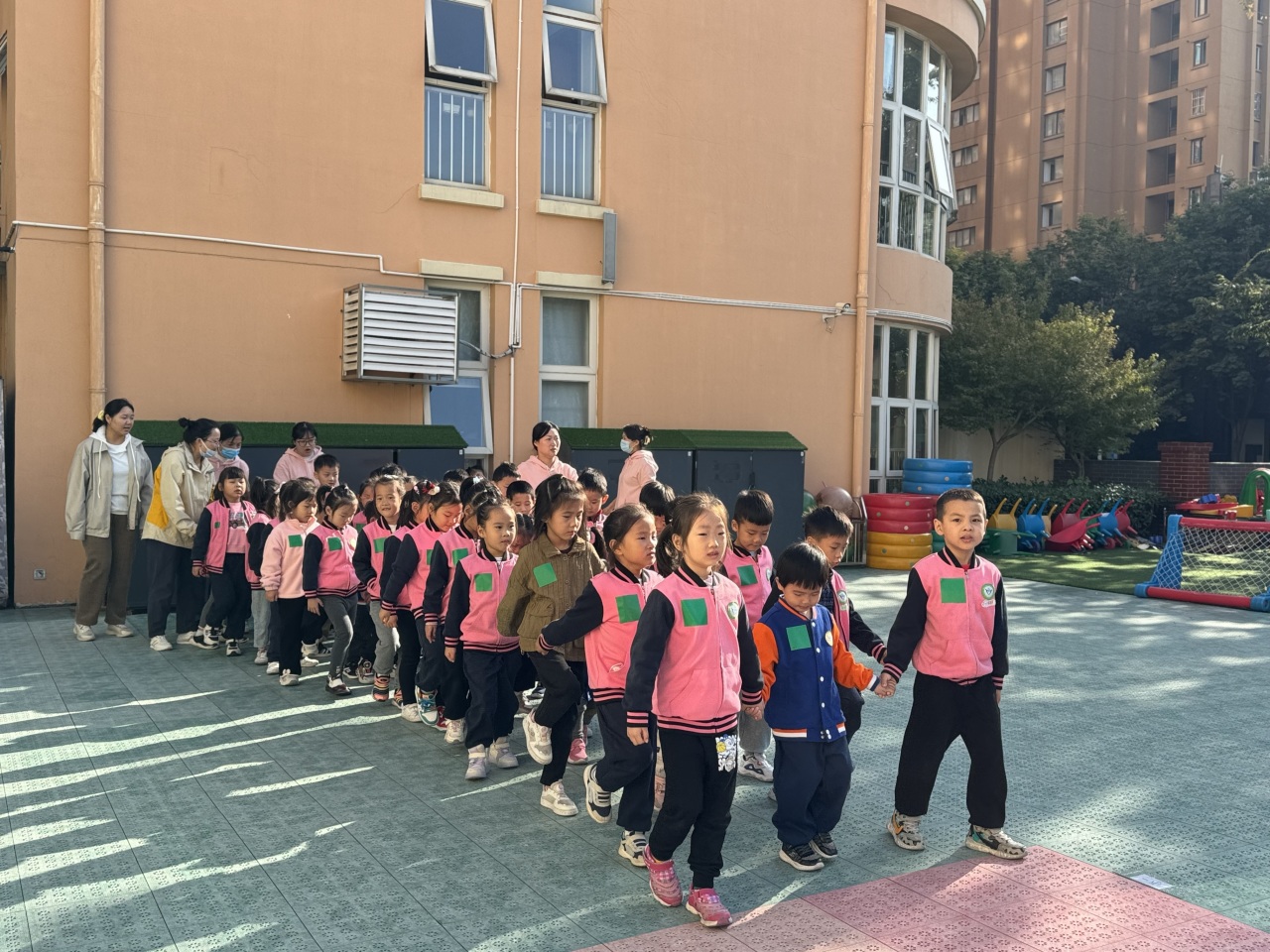 【生活燕幼·园区动态】下庙分园：“大手拉小手，运动迎园庆”——大带小运动会_html_m3edcd5a1.jpg