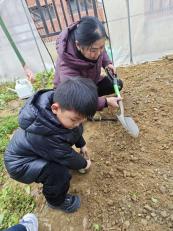 20250623【生活燕幼·园区动态】新城分园：家校携手育幼苗，多元活动促成长——家长资源团活动纪实_html_m792c81b6.jpg