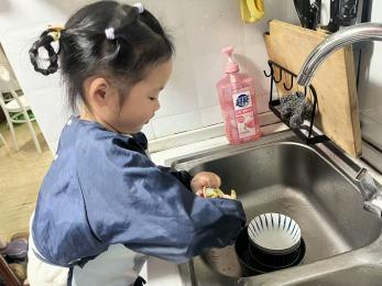20250509【生活燕幼·园区动态】燕鸣苑分园：“‘劳’有所为 马上行‘动’”——劳动节活动_html_m2ea85914.jpg