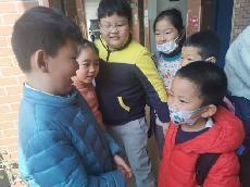 【生活燕幼·年级组动态】燕幼中心园“小学初体验，衔接零距离”——大班社区活动参观小学_html_6fb5b27.jpg