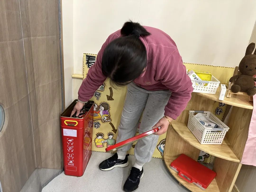 20230404【生活燕幼·安全第一】燕鸣苑分园：安全检查 ，防患未然——幼儿园清明节前安全检查_html_2edad44d.jpg