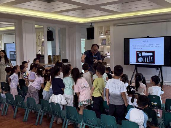 2025.9.17【生活燕幼&middot;园区动态】“昆虫密语”开讲！科学副园长带萌娃探秘微观大世界_html_34bb5bb1.jpg