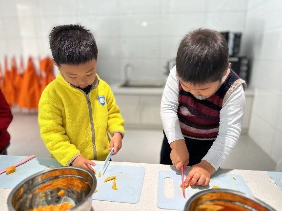 20241023  【生活燕幼&middot;园区动态】“霜降至，柿子红”——舌尖上的节气之霜降_html_7daef36c.jpg