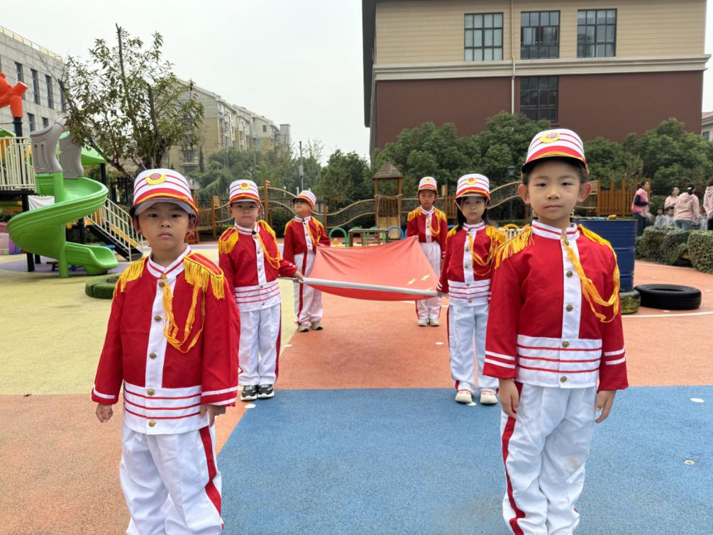 20241014【生活燕幼&middot;园区动态】新城分园——我是小小升旗手大五班升旗活动_html_m2d185e01.jpg