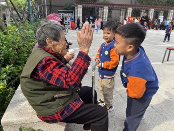 20241010【生活燕幼&middot;园区动态】“九九重阳 童心牵挂”——重阳节活动_html_m5f2bc043.jpg