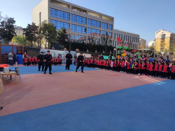 20201112新城警车进校园_html_72d7d57.jpg