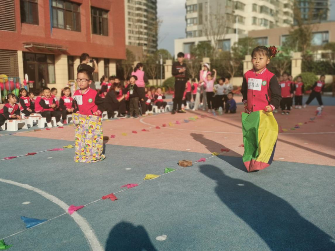 20201118【年级组动态】新城园区中班年级组运动会_html_m4e6f4724.jpg
