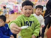 【生活燕幼·园区动态】燕幼中心园：“春风十里不如你，铿锵玫瑰绽芬芳”——三八妇女节活动_html_73873c0e.jpg