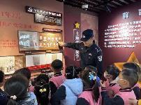 2023.3.14【生活燕幼·年级组动态】燕幼中心园：“走进派出所、警幼零距离”---中班年级组社区活动_html_6e2dc06b.jpg