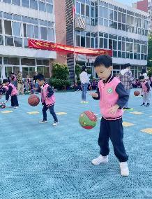 20230509【生活燕幼·园区动态】燕幼中心园：“拥抱春日 悦动成长”—班级早操评比暨体育技能比赛活动_html_me0077c1.jpg