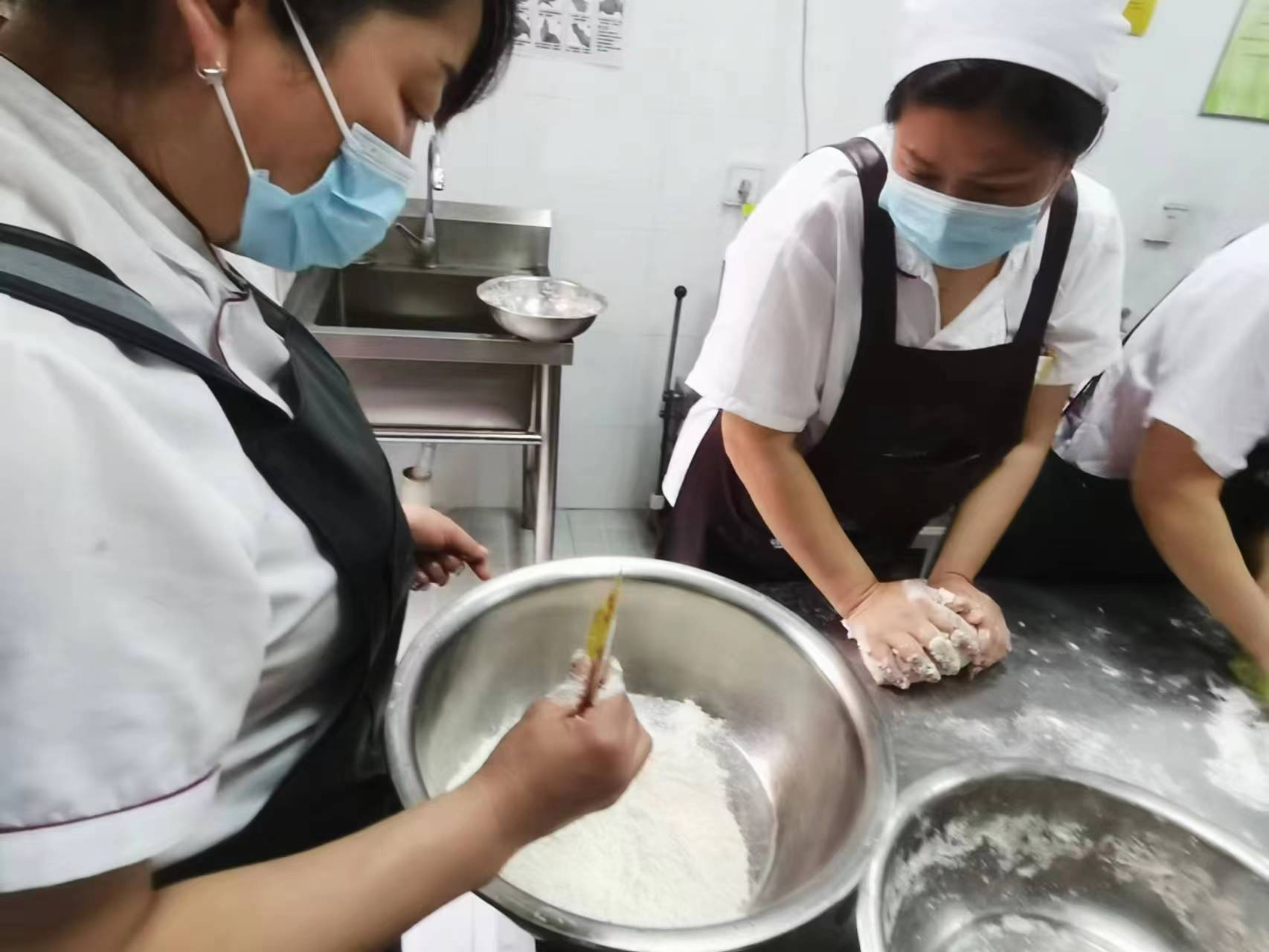 20230518【生活燕幼·安全第一】下庙分园：“亮技能，展风采”——食堂工作人员技能比赛_html_ma933e59.jpg