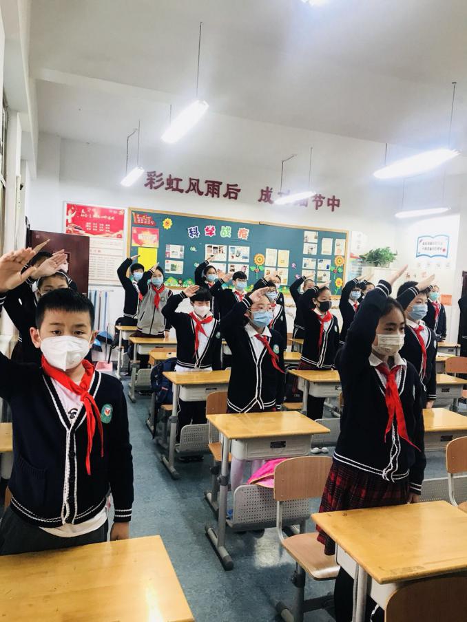 2020.5升旗仪式报道_html_28c1e418.jpg