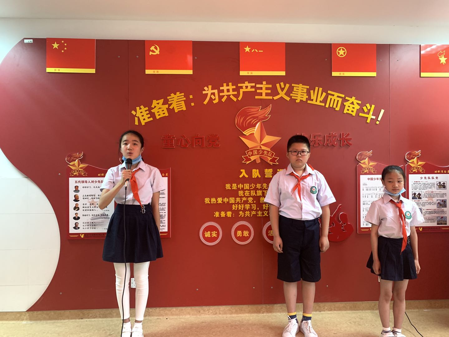 书香伴成长升旗报道_html_39edd94e.jpg