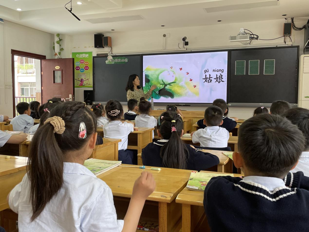 童言童语读童话，绘声绘色润心灵(1)_html_2e8d85ae.jpg