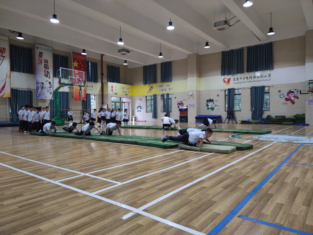 【养正颐小&middot;教学】健身趣味爬 萌娃笑哈哈——中电颐和家园小学综合组第三次教研活动_html_5bdbc46c.jpg