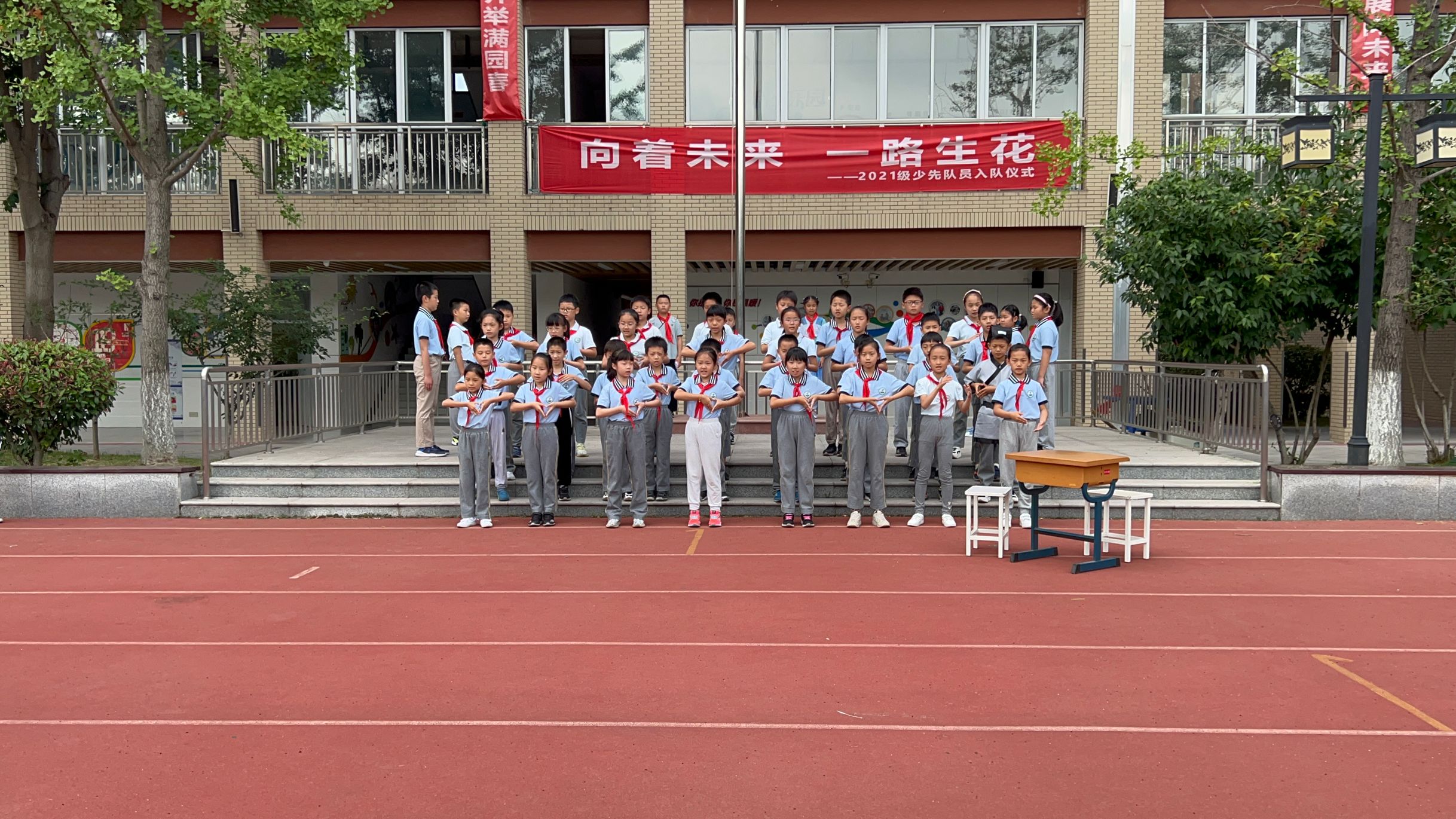 心怀感恩 常行孝举--新闻稿_html_6eea79cd.jpg
