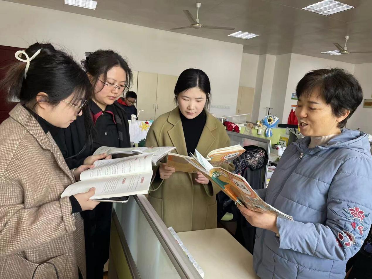 凝聚智慧促提升，集体备课共成长_html_7ca780e8.jpg