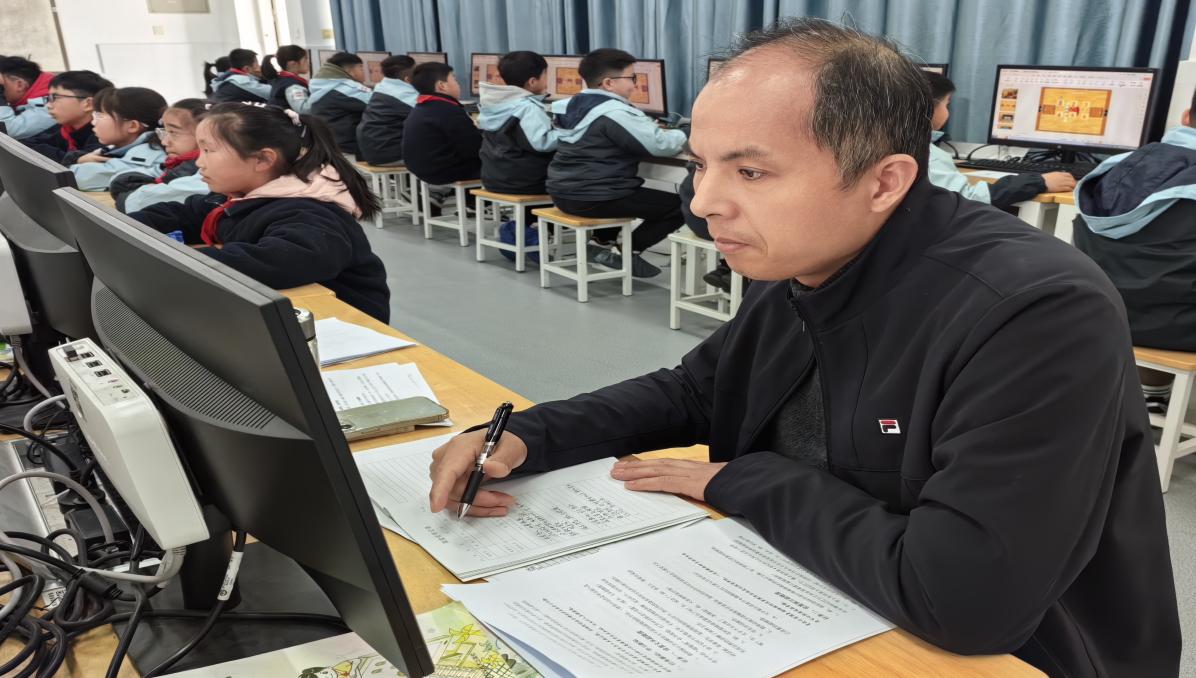 【大爱青秀】课堂展风采，教研促成长 ——记青秀城小学信息校本研修活动_html_6b777970.jpg
