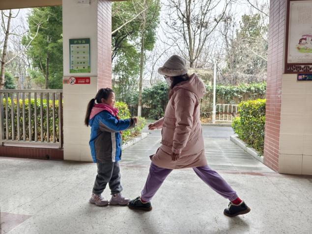 2025.3.4-柏雪-【大爱青秀&middot;德育】导师学子乐翻天 游戏互动绽欢颜_html_m6a58673.jpg