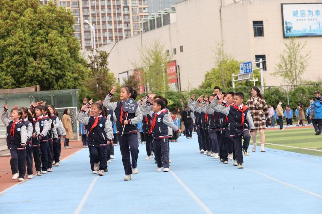青春跃动绿茵 路队绽放风采——南京市青秀城小学第五届“校长杯”校园足球班级联赛开幕式暨“美丽路队”比赛_html_423ad9e0.jpg