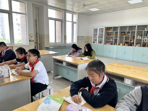 彰显风采 共促成长 ——青秀城小学美术组教师公开课教研活动_html_m508c13ea.jpg