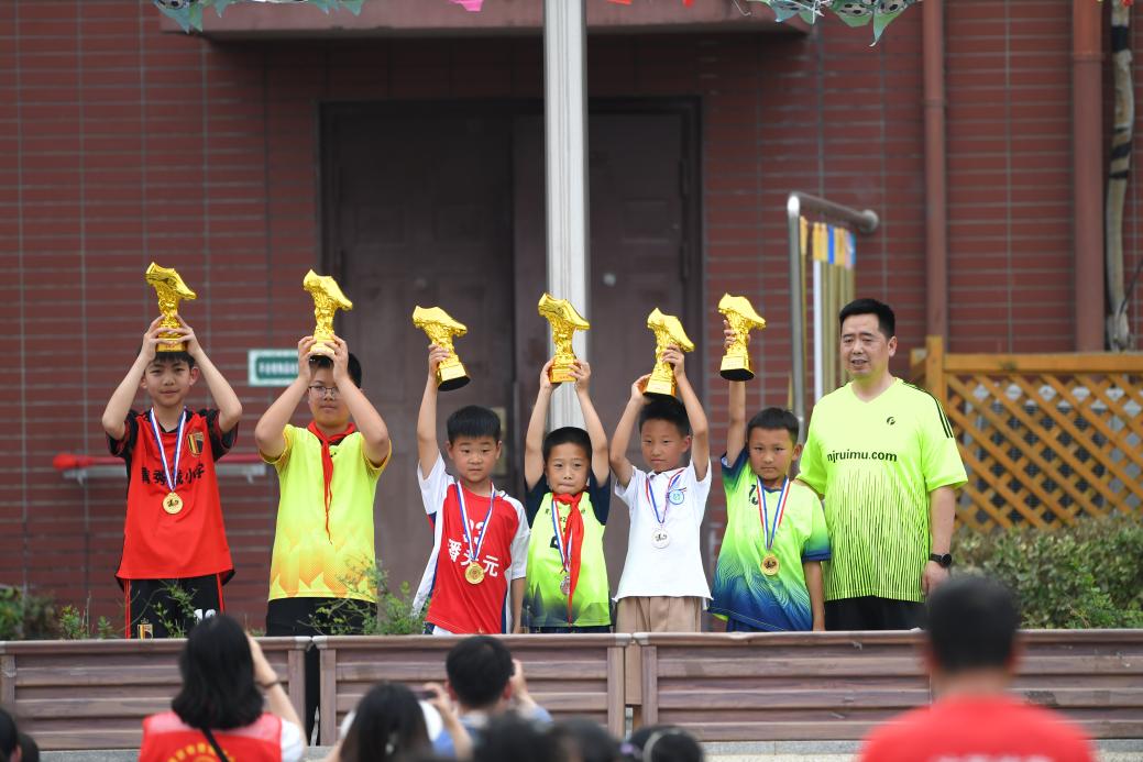【大爱青秀】拼搏不止，逐梦未来！—南京市青秀城小学第五届“校长杯”足球班级联赛闭幕式暨颁奖仪式圆满举行(1)_html_62cbc054.jpg