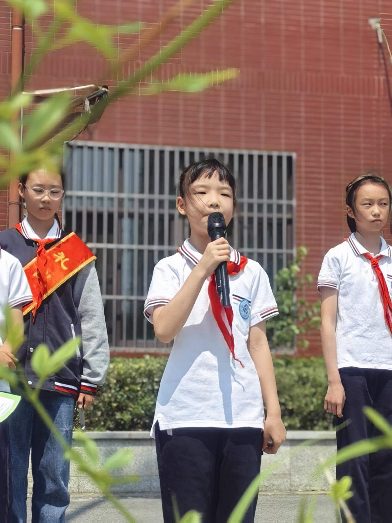 2025.5.26-黄若萱-【大爱青秀&middot;记忆德育】一年级首批少先队员入队仪式_html_m60d7dc45.jpg