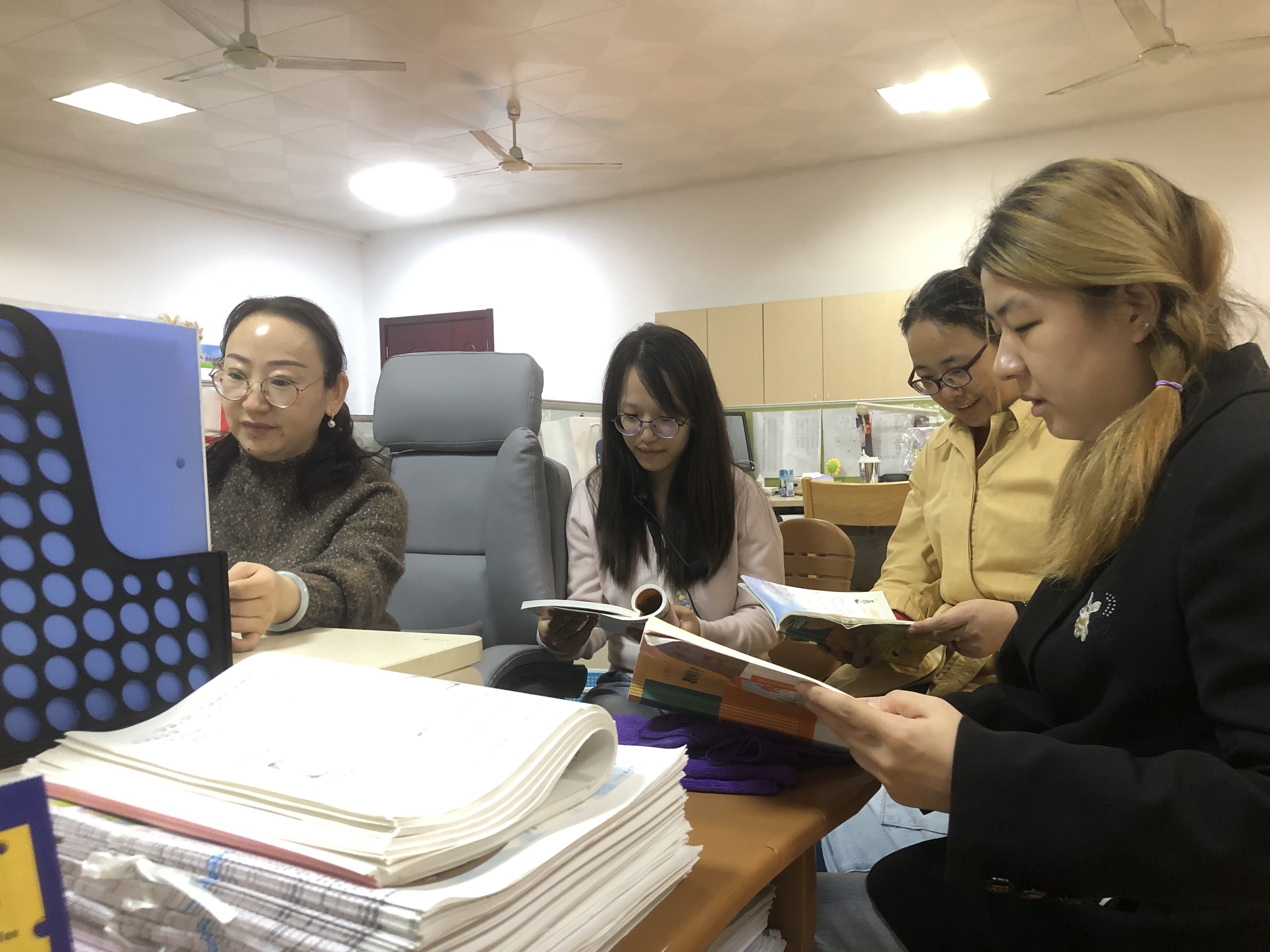 凝心聚力  共同成长_html_m16b7cf2.jpg