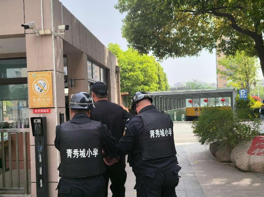 2025年4月9日【大爱青秀·安全】居安思危常演练，反恐防暴护少年——南京市青秀城小学开展反恐防暴应急疏散演练_html_127a91ad.jpg