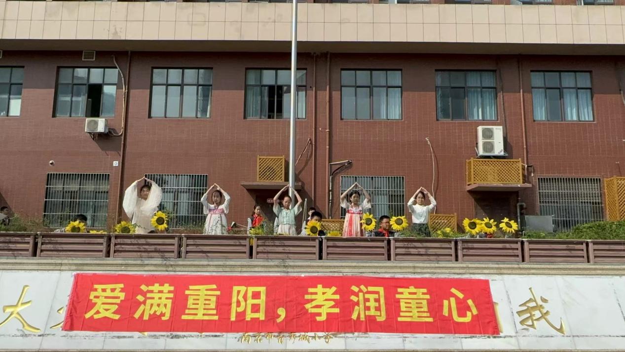 2024.10.8 周秋怡 五2重阳节升旗仪式_html_m50a8580a.jpg