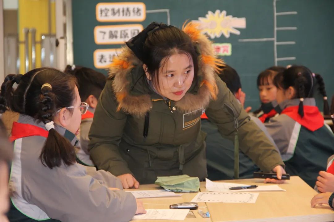 2024.12.5【大爱青秀&middot;德育】名师工作室︳聚焦导师胜任力 助推同伴润心行——栖霞区周宏亮德育名师工作室送教花港一小活动_html_m22cde17b.jpg