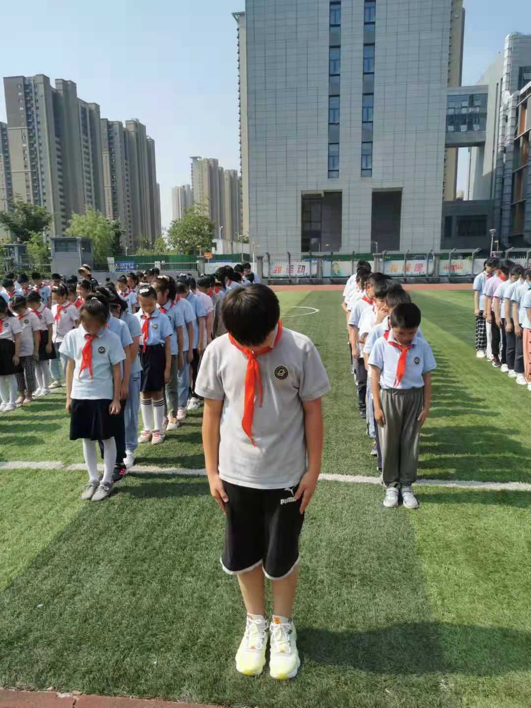 4-2学生默哀.jpg