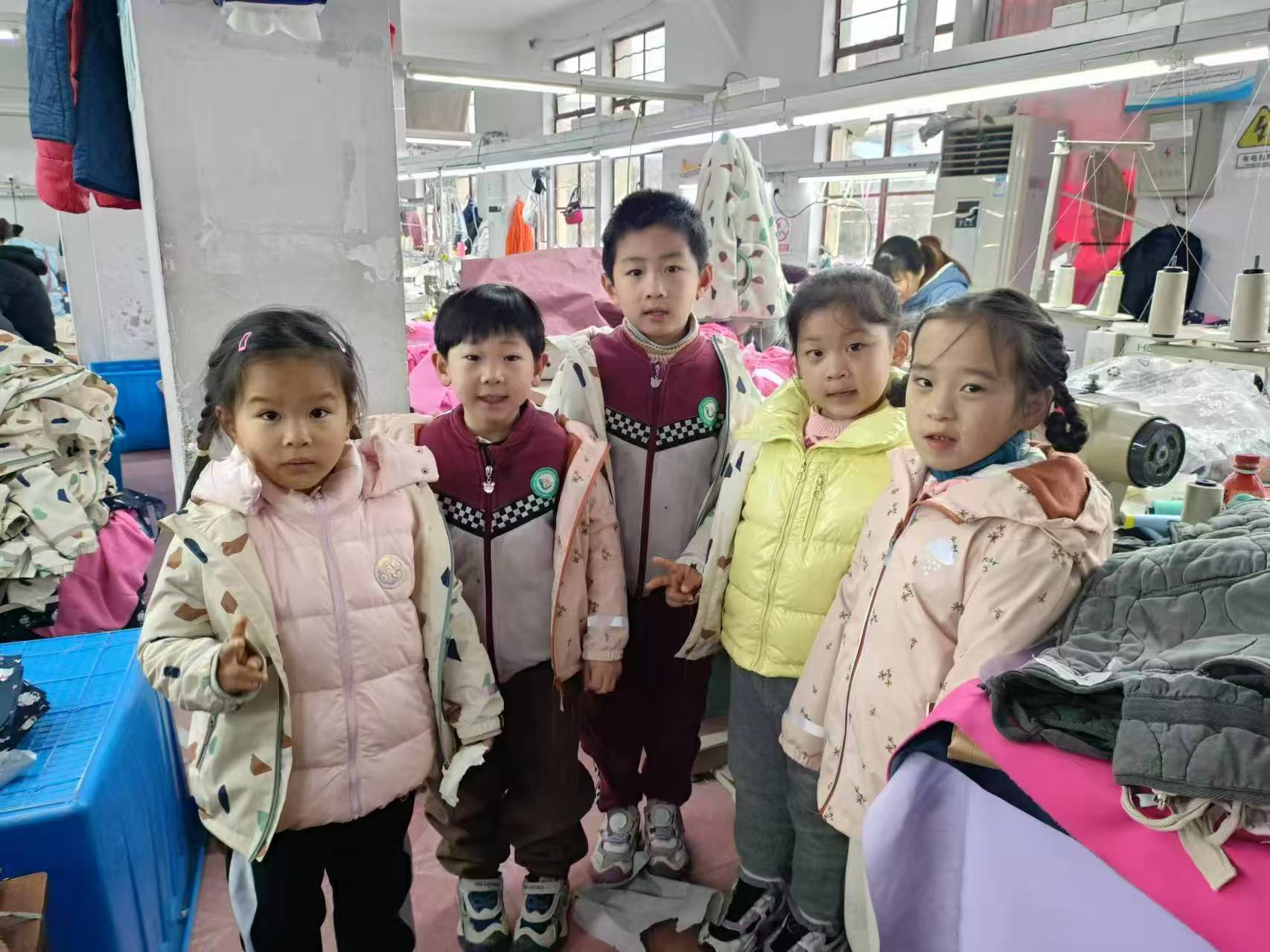 【乐活龙幼】衣”路欢歌，“服”趣横生 ——龙潭幼儿园靖安分园大班组服装厂探索之旅