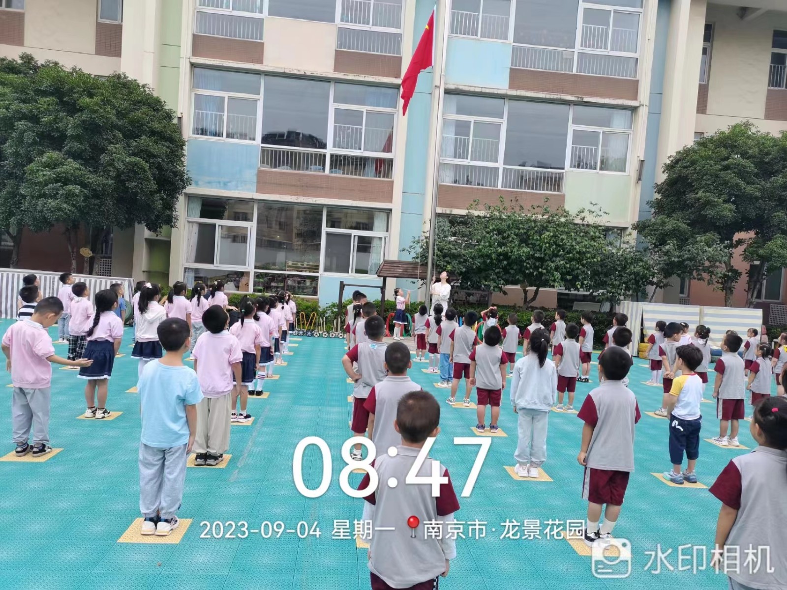 【乐活龙幼.安全第一】开学第一课，安全记心中 ——记龙潭幼儿园龙景分园开展国旗下讲话教育活动