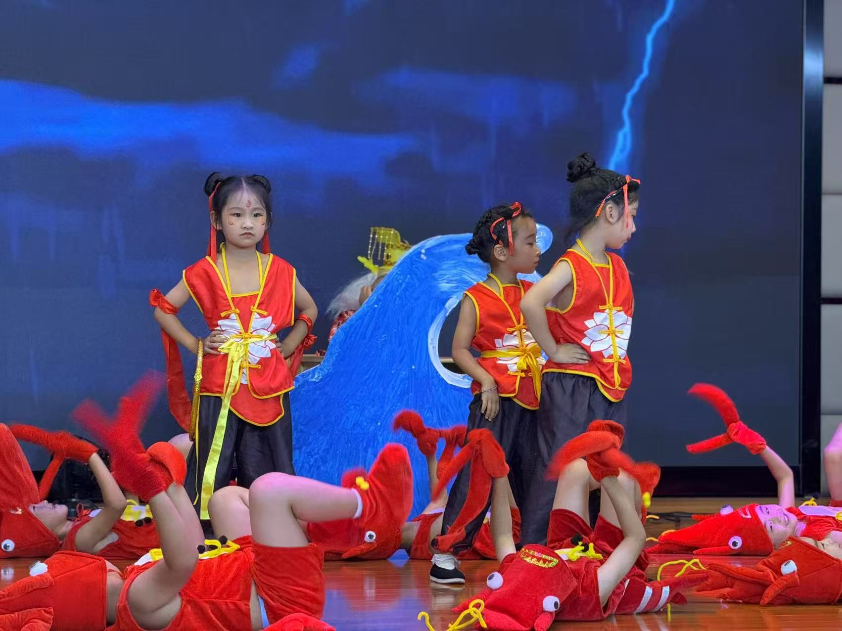 【乐活龙幼·乐享童年】童心飞扬，梦想启航 ——龙潭幼儿园龙岸二园大班毕业典礼活动