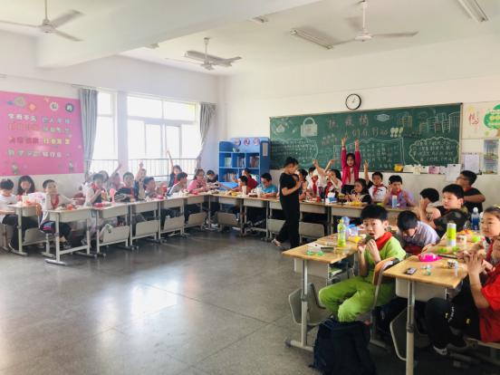 在六月的阳光下快乐起航——记南湾营小学庆六一活动_html_759c29fd.jpg