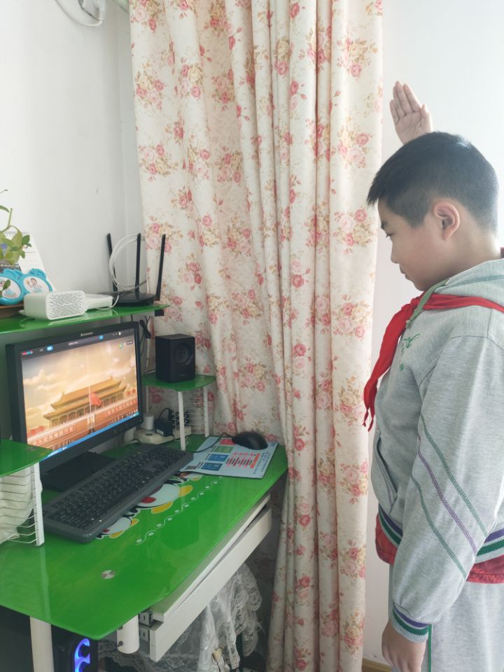 4.20线上升旗报道_html_226b87a.jpg