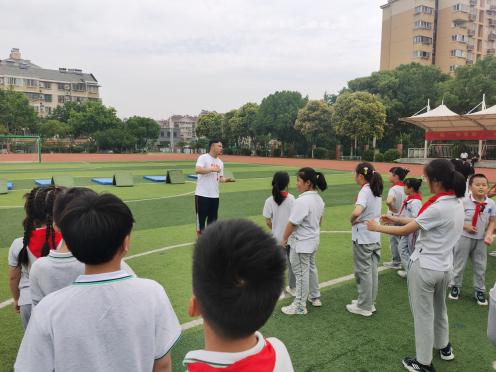 快乐体育 彰显活力——南湾营小学“童学课堂”系列研究课第410期_html_75ac40ed.jpg