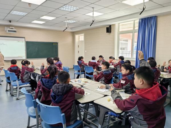 20240320何骞童学课堂报道_html_e58b451.jpg