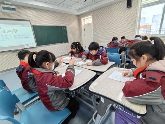 20240320何骞童学课堂报道_html_m6bd938dc.jpg