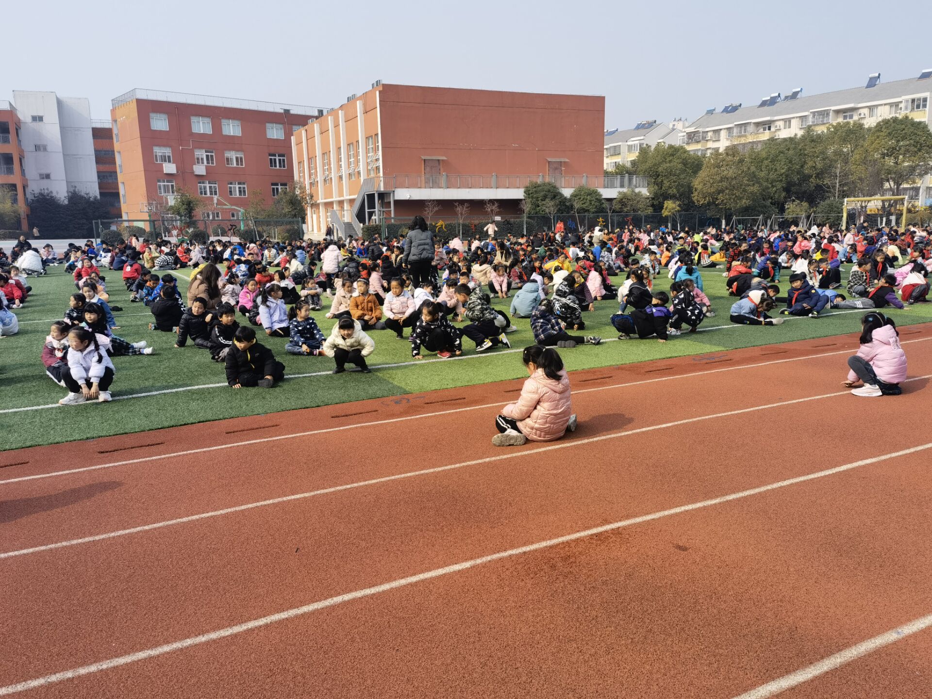 安全疏散演练报道 张婷芳_html_m7057f425.jpg