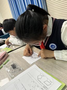 20240418金永芹童学课堂报道_html_63ec6372.jpg