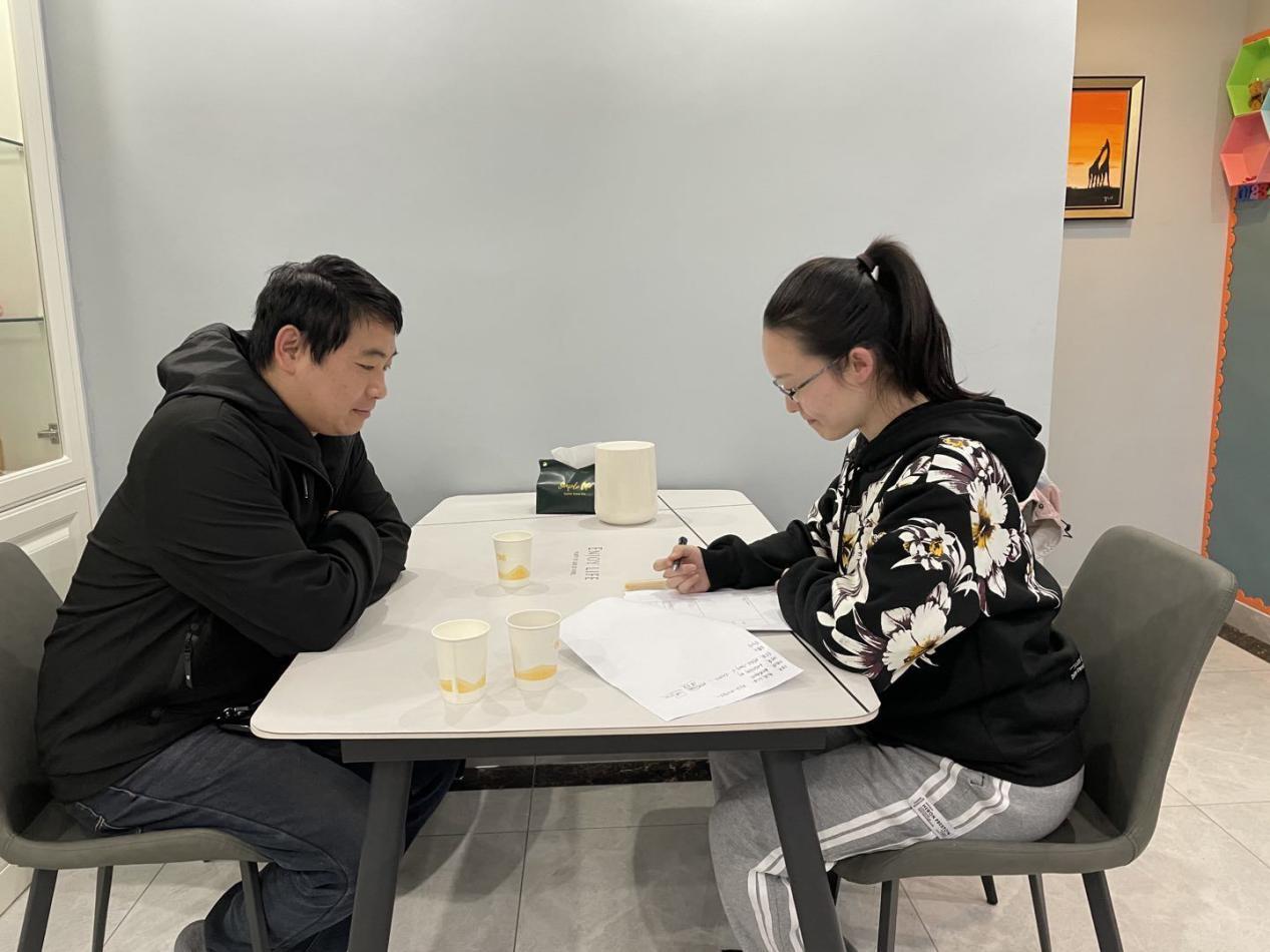 20210511党员家访寄温情 家校共话暖人心报道_html_m3739a424.jpg