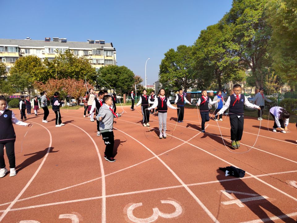 2022.11.15大课间比赛_html_68a7a4db.jpg