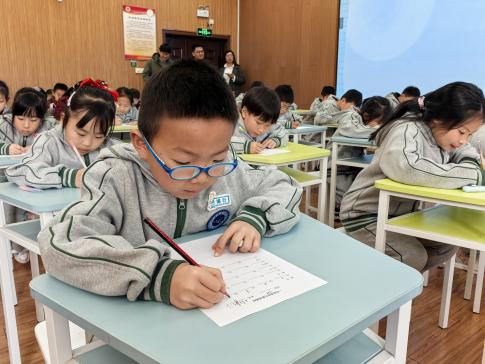 20250331一年级看珠写数珠心算比赛报道（孙素芸写）_html_m61f4682e.jpg