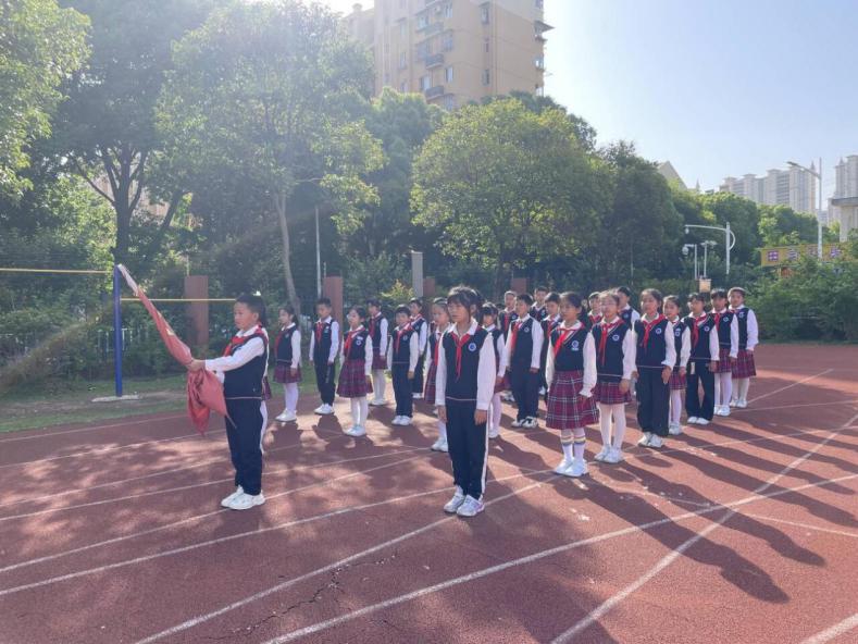 文明在心，善小可为升旗仪式报道（何骞）_html_42ceb54a.jpg