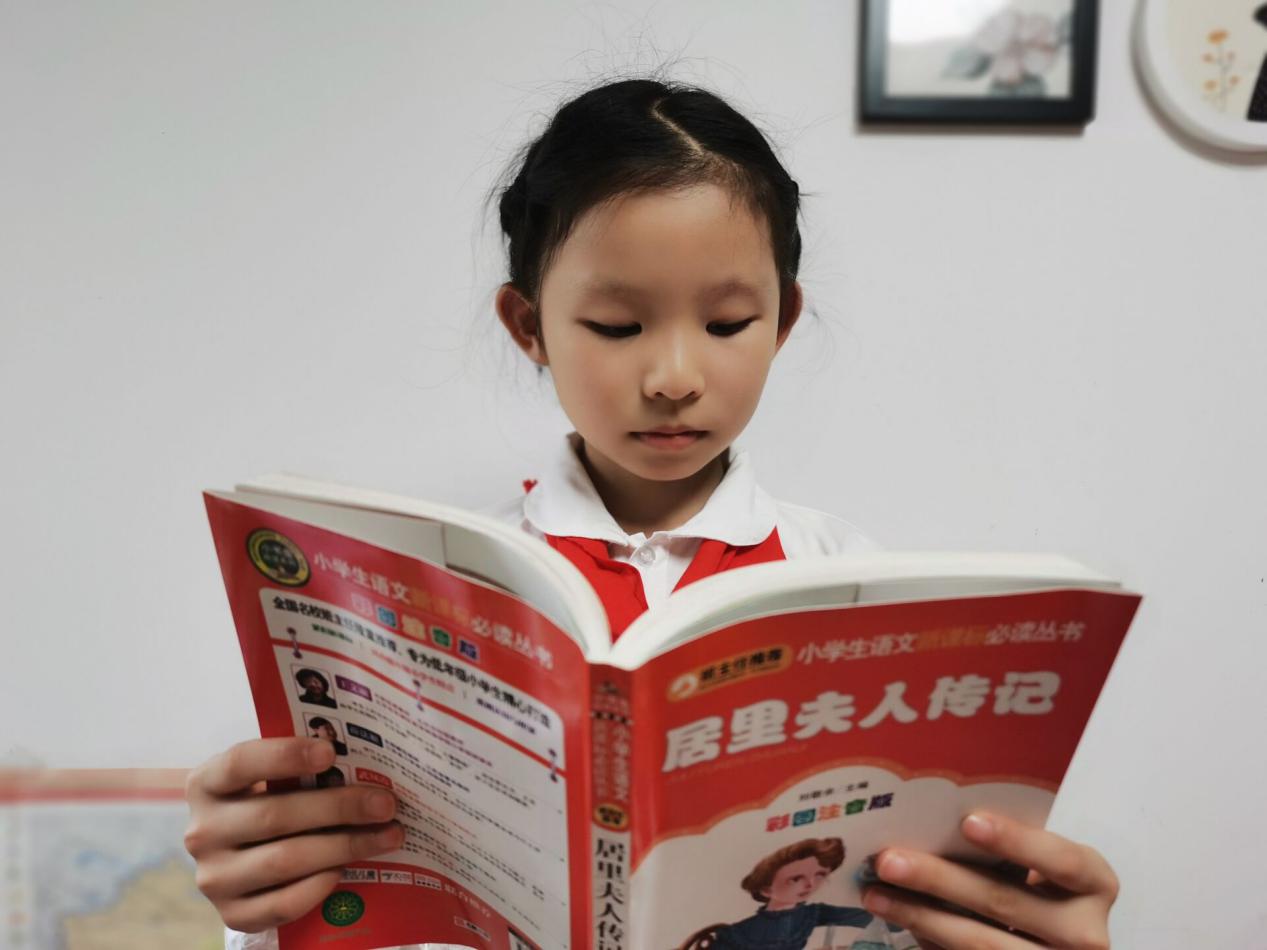 “快乐暑假，好书相伴”一年级暑假课外阅读活动报道_html_m70f42c48.jpg